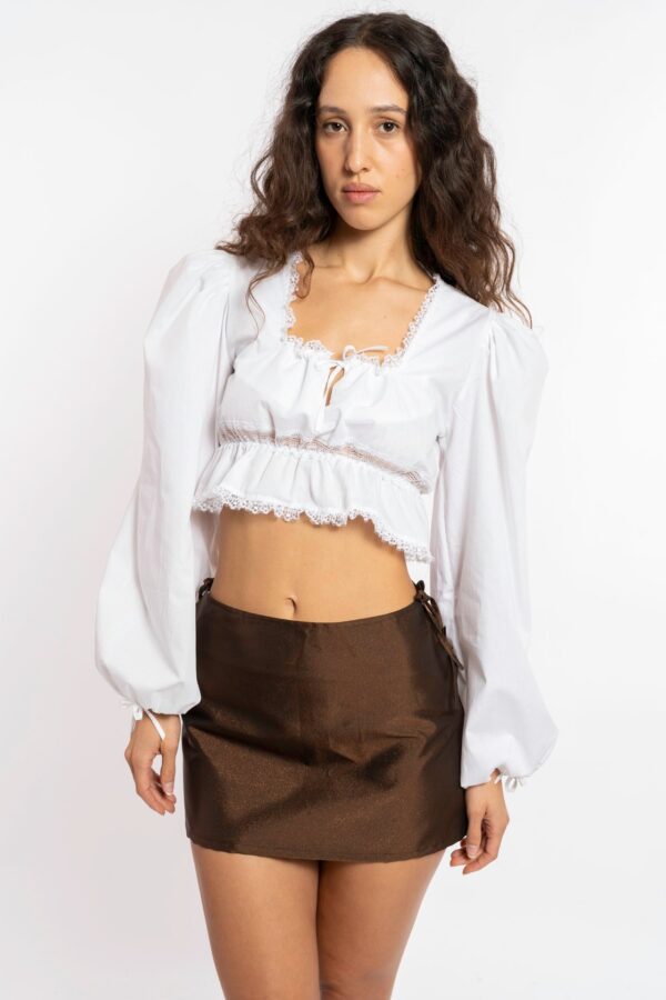 FW22 RUNWAY LOOK 2 – ANNABELLE white and lace cotton blouse